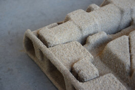 what is the diff between alt text and caption? 